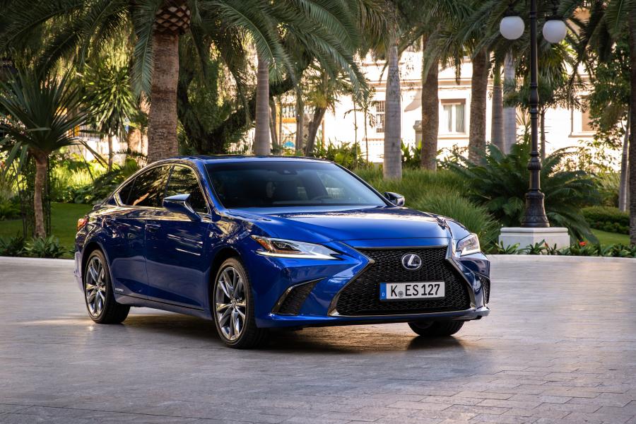 Lexus ES300h F-Sport 2018 года  (WW) (фото 32 из 46)